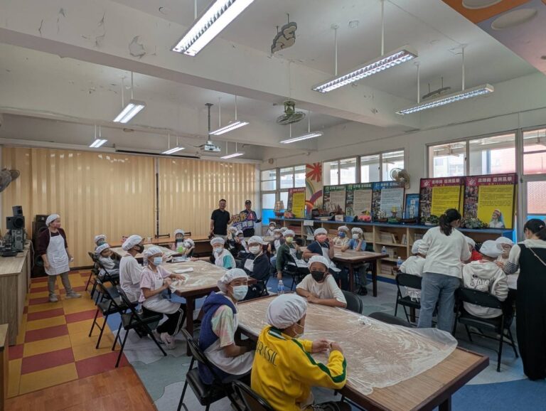 警方於校方園區內向小朋友宣導防範詐欺技巧。（記者薛秀蓮翻攝)