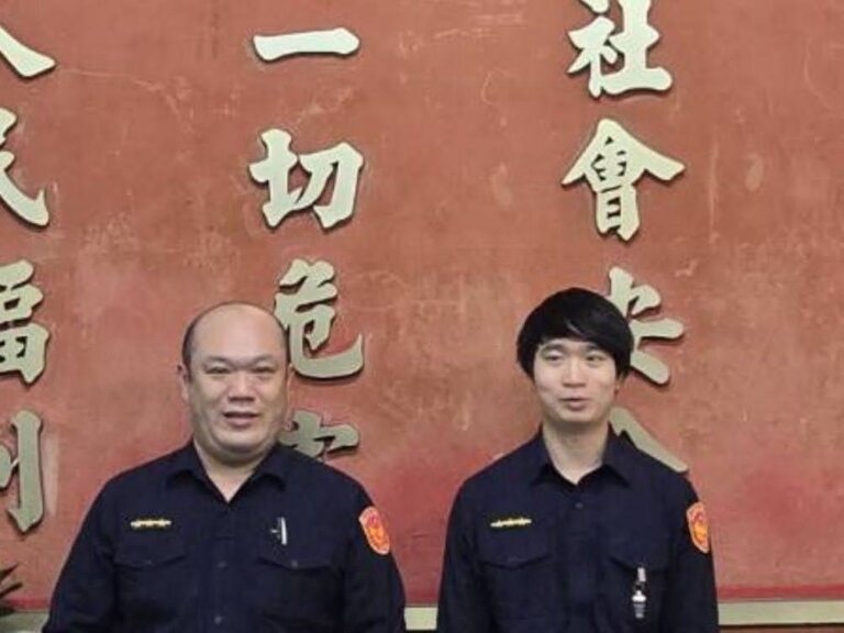 萬芳派出所警員李佳潔（圖左）、陳致瑋（圖右）護送邱男前往重建樂活護理之家。（圖/記者 黃荷琇翻攝）