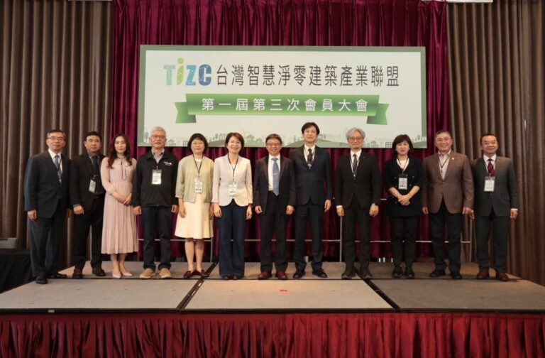 國發會副主委彭立沛（右四）、金管會副主委陳彥良（右五）、環境部氣候署署長蔡玲儀（左五）、立法委員黃秀芳（左六）等貴賓均到場致詞。（記者 趙靜姸翻攝）