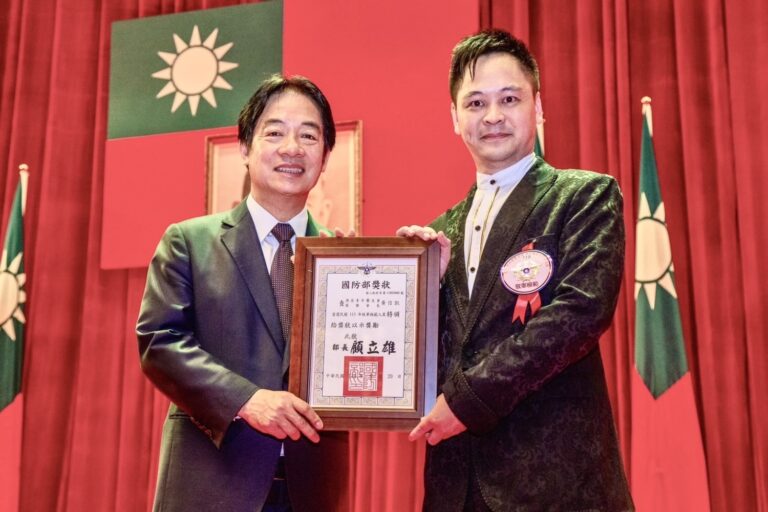 魔術師黃信凱入選國防部敬軍模範人員，獲總統賴清德頒獎表揚。 (圖/黃信凱 提供)