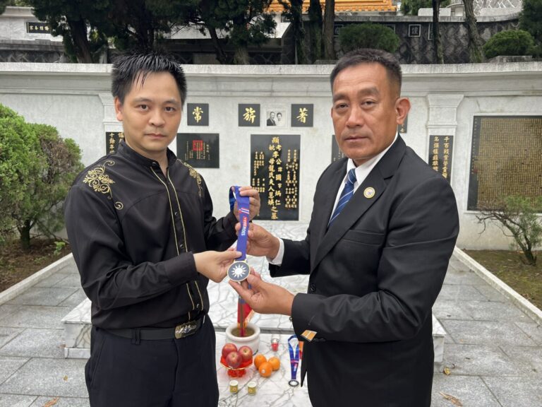 泰北義民文史館主委王紹章頒發紀念獎章感謝國軍心輔講師黃信凱，長期關懷泰北。(圖/泰北義民文史館 提供)