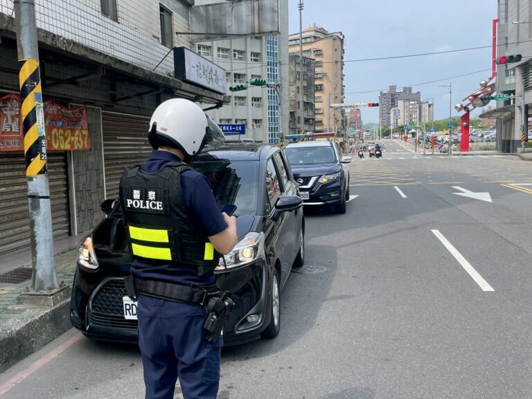 員警取締違規停車。（記者薛秀蓮翻攝)