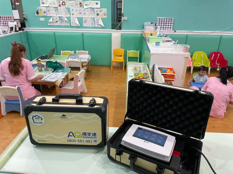 商用空氣品質偵測器24小時監控各項指標，一旦CO₂濃度接近800 ppm，系統立即通知，及時開窗並加強通風，空氣品質隨即獲得明顯改善。(圖/普印通 提供)
