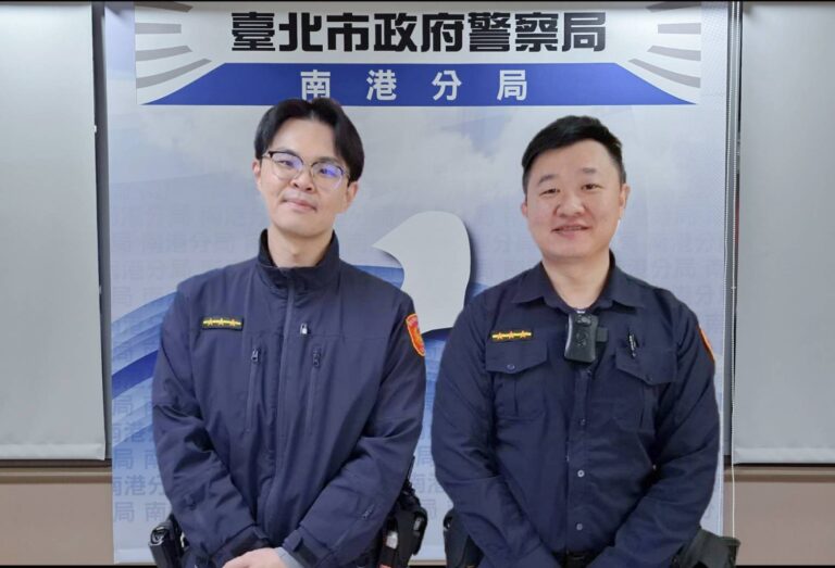 南港所警員林彣庠（左）、陳欣邦（右）。（記者薛秀蓮翻攝)