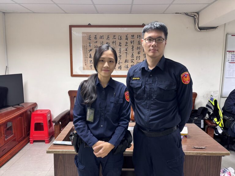 北投分局光明派出所所警員陳奕菘(右)、紹鈺(左)。（記者薛秀蓮翻攝)