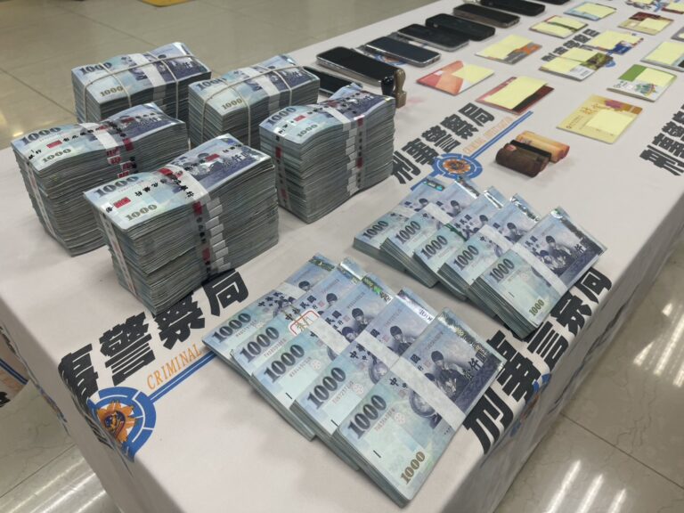 警方查獲現金新臺幣近700萬元等贓證物。(刑事局提供)