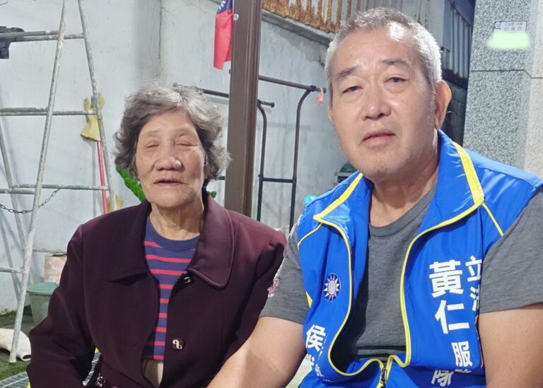 黃仁服務團隊前往賴姓婦人白蓮路住處展開慰問並全力協助家屬善後。(記者包克明 翻攝)