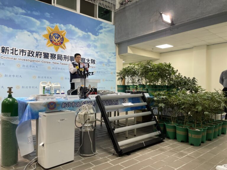 新北刑大偵三隊隊長賴陽壬說明案情。(記者徐煜勝攝)