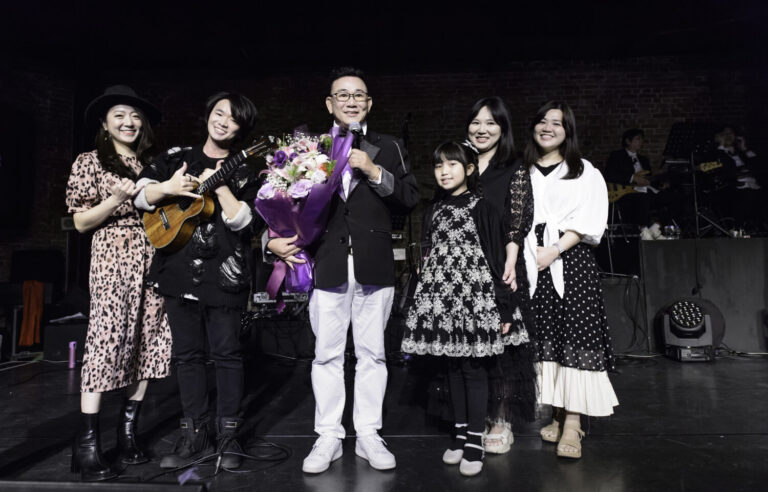 (右至左)二女兒邱怡君、大女兒邱怡菱、小朋友孫女陳心、邱火金、兒子邱文輝、媳婦邱雅君。(圖／「拚落去」邱火金提供)