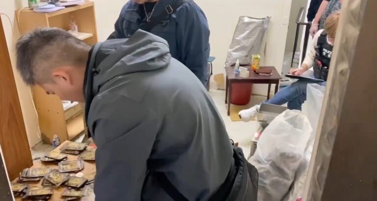 大安分局警方破獲製毒工廠。（記者徐煜勝翻攝）