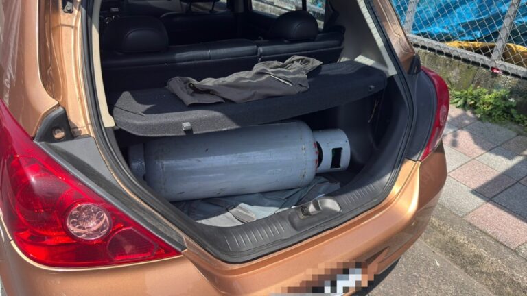信義警方發現藏在車上之瓦斯桶。（記者徐煜勝翻攝）