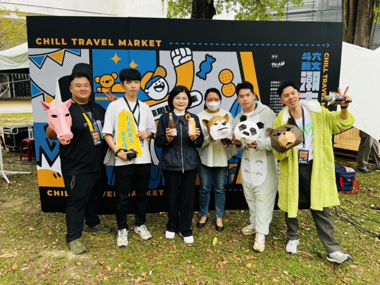 張麗善縣長（左三）與雲林縣創新創業協會張光儀（左一）一同支持在地青年品牌，在市集曝光與宣傳。（圖/記者林照東翻攝）
