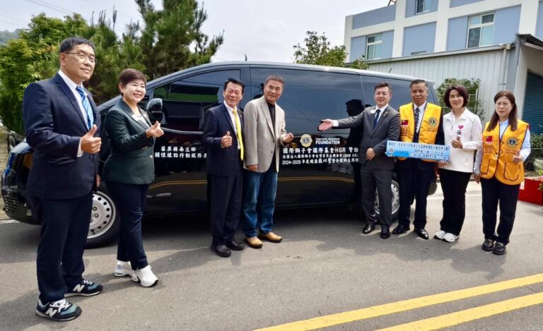 長者照護不落人後國際獅子會B6區張以聖總監（右四）代表捐車捐設備打造幸福社區。（圖/記者林照東翻攝）