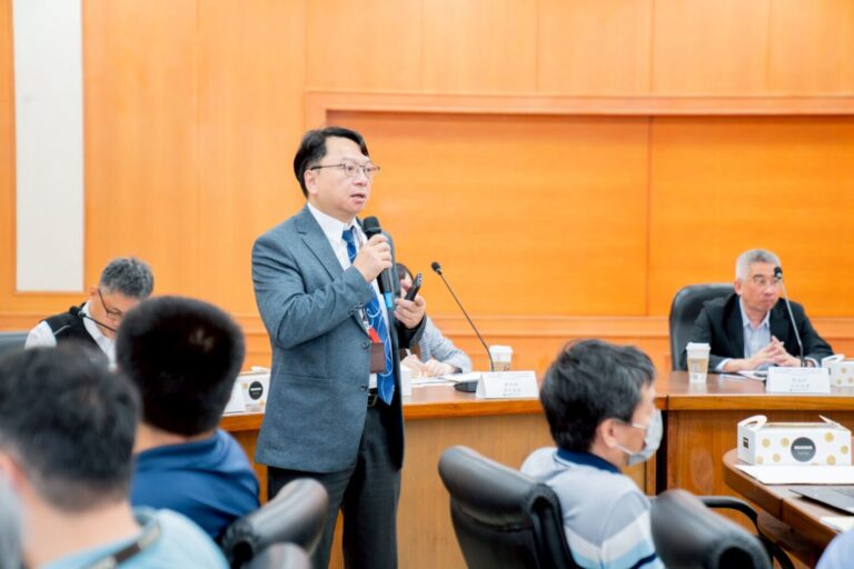 「114年半導體產業人才培育交流座談會」在明新科大舉辦，呂明峯校長分享學校在科技教育外交中扮演的重要角色。（圖/記者林照東翻攝）