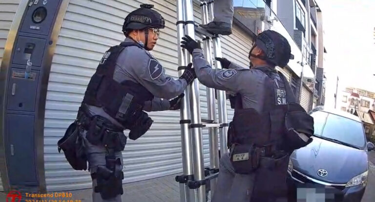 警方攻堅弘仁會據點。（記者徐煜勝翻攝）