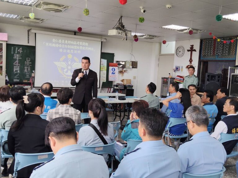 立法院外交及國防委員會上午由召委國民黨平地原住民立法委員黃仁帶隊赴軍用志航基地考察，並與軍方及當地里長、頭目、耆老與台東鄉親座談。(圖／黃仁國會辦公室)
