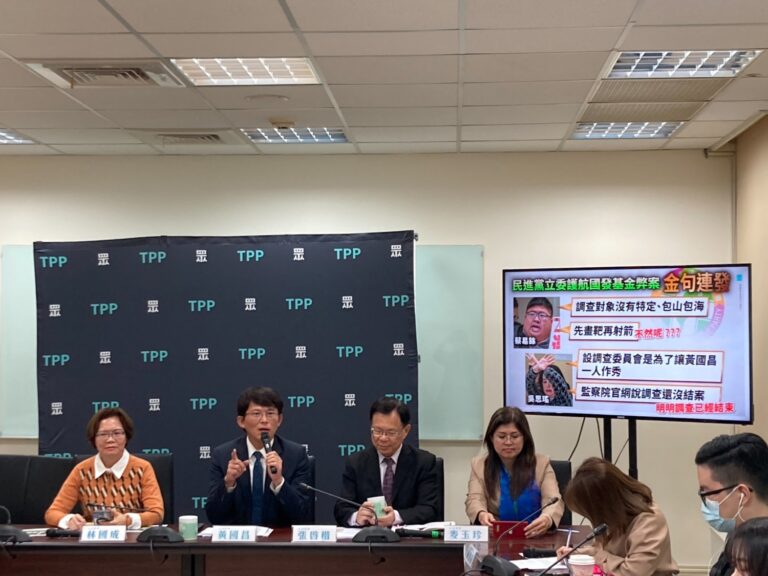 民眾黨主席黃國昌(左2)受訪時表示，強烈譴責中共武器恫嚇台灣的軍事行為。(圖／民眾黨立院黨團)