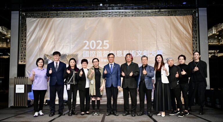 台北市教育局局長湯志民(中)代表蔣萬安市長歡迎前來參賽的各國代表。(台灣CIAM國際創意形象藝術協會提供)