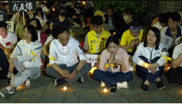 國民黨主席朱立倫晚間再度號召支持者到北檢外聲援。(記者 包克明翻攝)