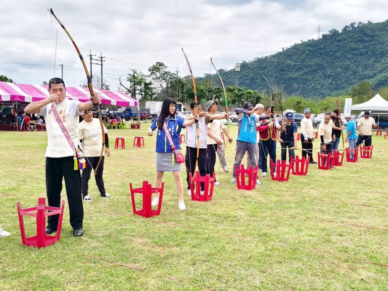 台灣原住民體育運動關懷協會榮譽理事長黃仁(左1)委員偕夫人王春梅(左2)伉儷親自下場示範射箭，留下珍貴歷史鏡頭。(記者包克明 翻攝)