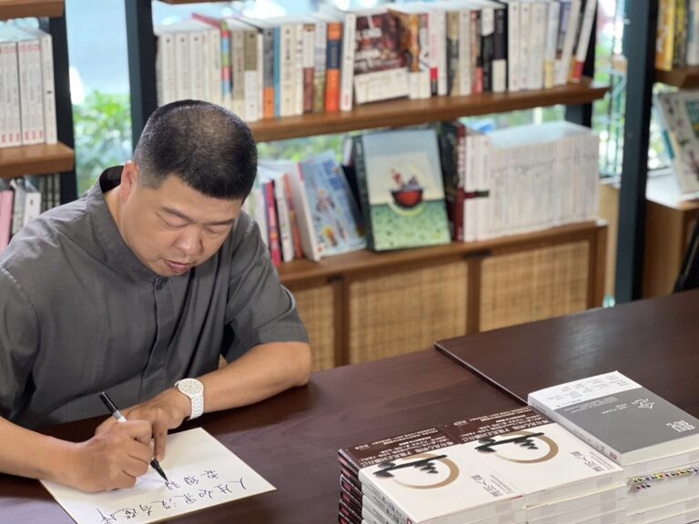 黃冠華用紙本筆記搭配多色書寫，透過分類與書寫深化知識內化，建立高效個人知識管理系統。