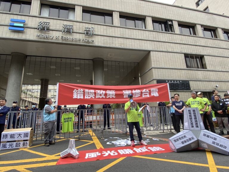 台電員工楊家法上午號召百餘位台電員工及民眾到經濟部抗議。(記者 包克明攝)