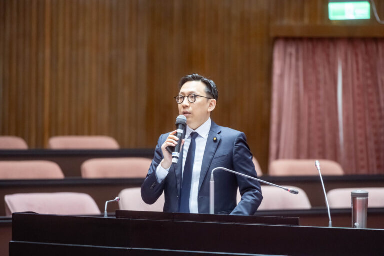 葛如鈞指出,民進黨政府「跪族談判」一再在國際談判中讓步,造成台灣經濟虛空、產業外移,如今匯率劇烈波動,更暴露出央行政策失能與金融韌性不足的問題。(圖/葛如鈞國會辦公室)