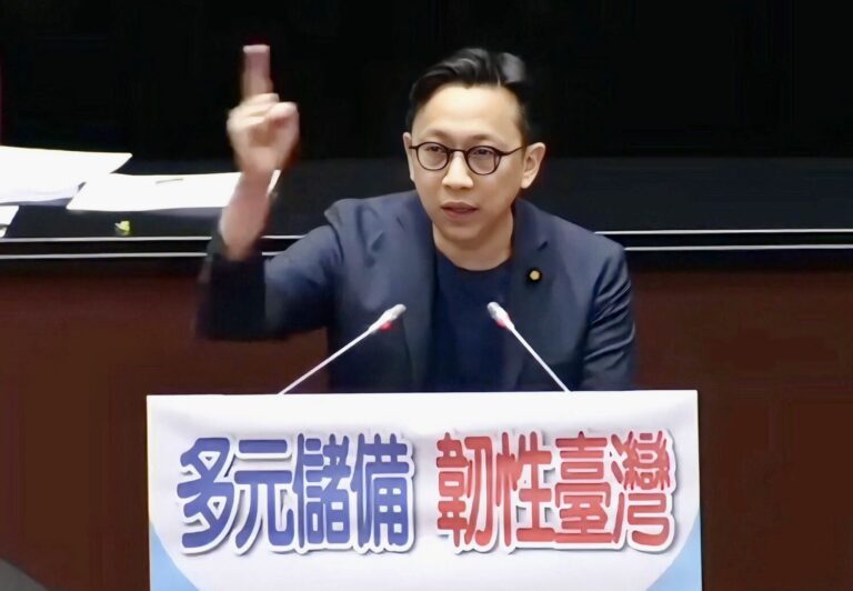 葛如鈞指出，台灣作為高度仰賴出口導向的經濟體，新台幣匯率近期波動劇烈，對整體經濟穩定性構成挑戰。(圖／葛如鈞國會辦公室)