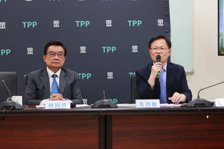 黨團副總召張啓楷以及負責交通委員會的林國成聯手召開記者會，帶大家回顧一年來，賴政府「能源缺、詐騙增、司法爛、觀光產業變慘業！」的不及格成績單。(圖／民眾黨立法院黨團)