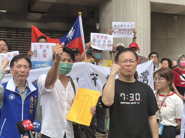 民眾黨立院黨團副總召張啓楷親赴「520護農行動」現場聲援，表達政府對美國農產品讓步的不滿。(圖／張啓楷國會辦公室)