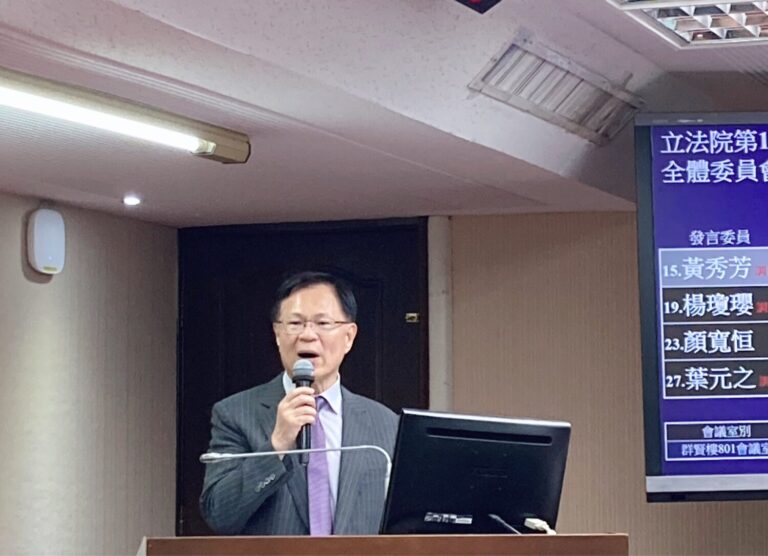 張啓楷質疑，林月琴目前仍同時擔任兩大社福團體──靖娟兒童安全文教基金會董事及台灣少年權益與福利促進聯盟（台少盟）副理事長，該兩團體皆領有政府上千萬補助，利益迴避爭議重大。(圖／張啓楷國會辦公室)