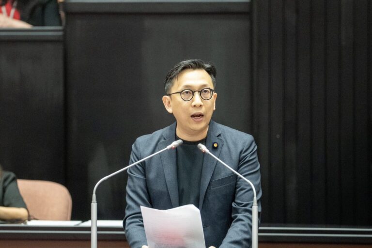 針對行政院沒有把樽節的刀口指向中央政府，卻刪除地方「一般性補助款」高達2,500億元。葛如鈞直指民進黨政府，「這根本是違法亂紀，把責任轉嫁人民和地方政府！」。(圖／葛如鈞國會辦公室)