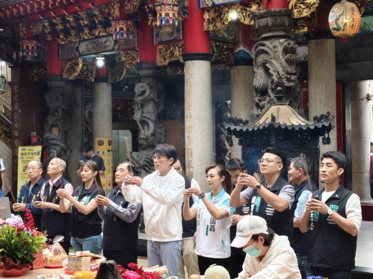 民眾黨三蘆服務處主任周曉芸上午陪同主席黃國昌前往新北市三重區義天宮參拜天上聖母。(圖／民眾黨立院黨團)