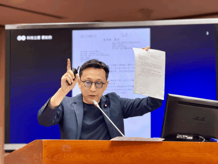 葛如鈞質詢時連續七度追問教育部長鄭英耀「是否持有中國大陸居住證」？(圖／葛如鈞國會辦公室)