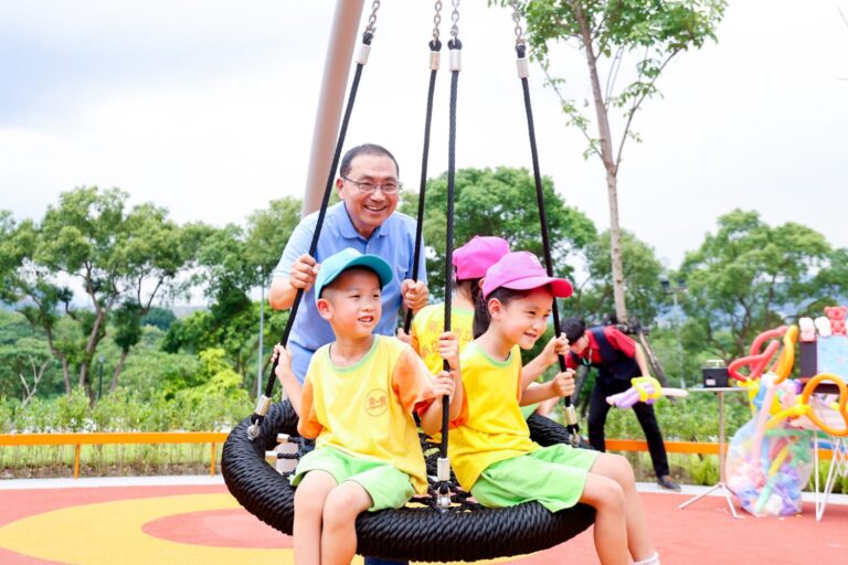 新北市政府近年積極推動共融公園建設，截至目前已達228座，數量全國第一！圖為新店親情河濱公園。(圖/新北市政府提供)