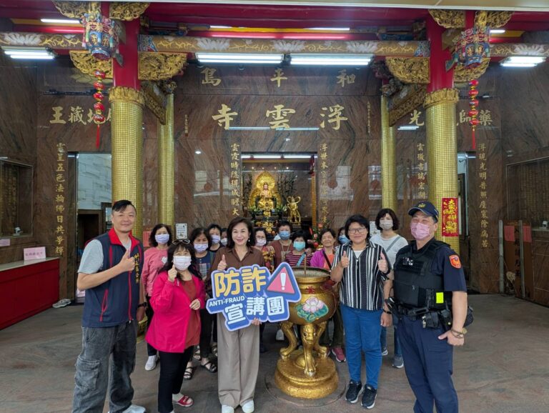 第二分局和一路派出所於現場進行反詐騙宣導。（記者薛秀蓮翻攝)