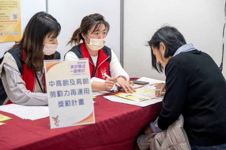 桃園市今年首度開辦《114年度中高齡者暨高齡者友善企業認證》計畫，鼓勵桃園市企業共同建構友善環境，為中高齡人才創造更多元就業機會。(圖/桃園市政府就業職訓服務處提供)