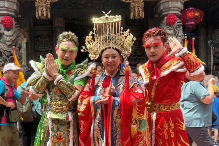 戲說台灣常駐靈氣女星林衣倩(中)驚喜化身「媽祖本人」。 (圖/富御琉金 提供)