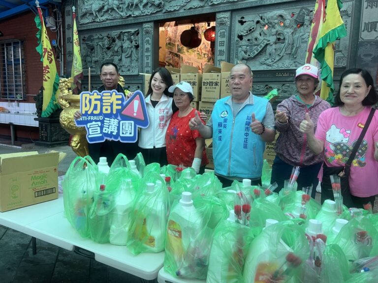第二分局和一路派出所員警利用慶祝母親節活動宣導防詐技巧。（記者薛秀蓮翻攝)