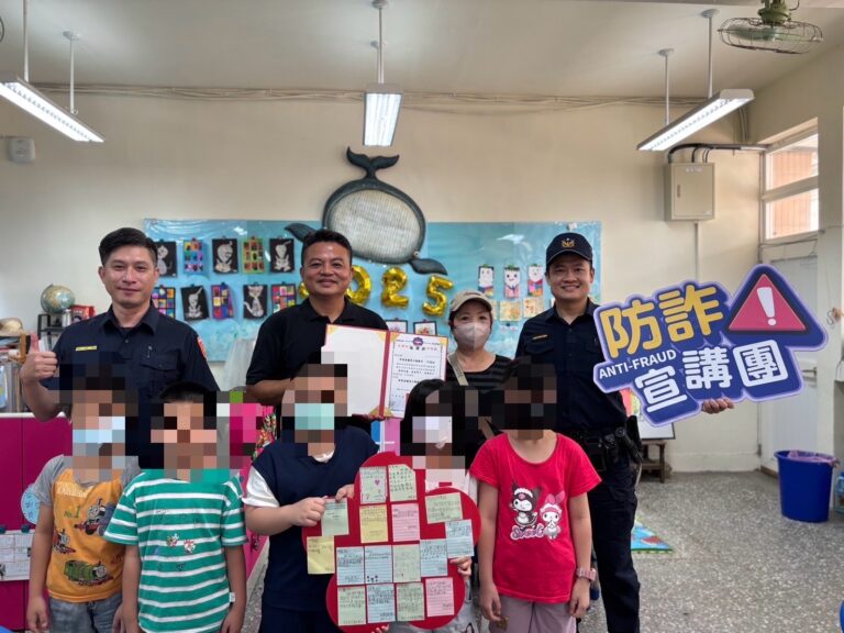 警方同和平國小師生犯罪預防宣導，提升防詐技巧。（記者薛秀蓮翻攝)