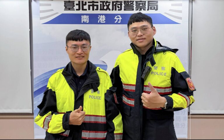 處理員警：警員蔡孟憲(左)、小隊長黃建樺(右)。（記者薛秀蓮翻攝)