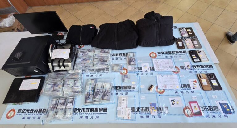 警方查扣不法所得現金422萬餘元、犯案電腦主機及螢幕、手機及犯嫌作案用衣物及證件等贓證物。（記者薛秀蓮翻攝)