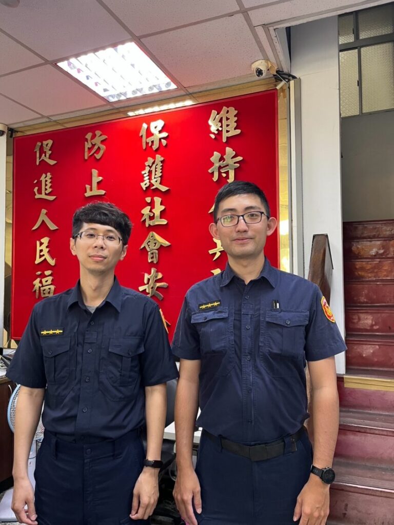 為民服務警員鄭錦鴻(圖左)、警員簡志樫(圖右)。（記者薛秀蓮翻攝)