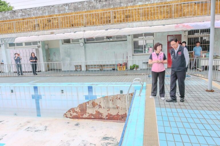 呂玉玲今日偕同桃園市長張善政前往平鎮區複合型社會住宅預定地進行會勘，預定地原址為平鎮游泳池及附設籃球場、網球場。(記者 包克明翻攝)