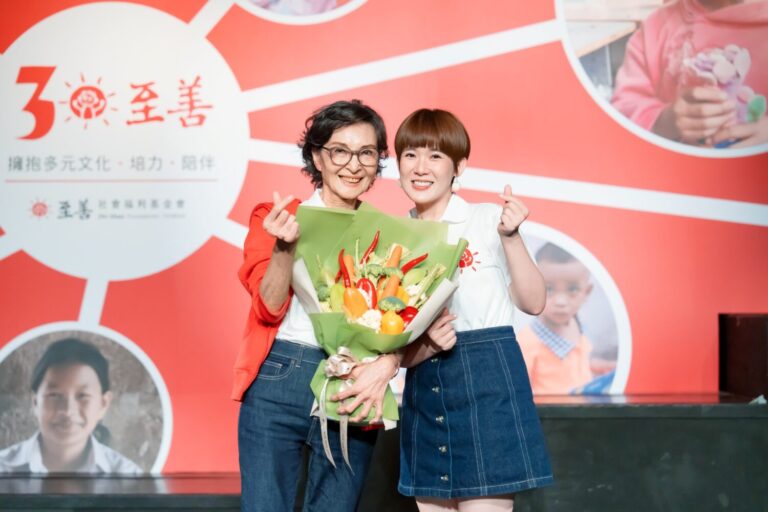實力派演員孫可芳擔任「至善30」愛心大使，從永遠的公益大使陳淑麗手中接下重任，象徵愛的傳承。(圖/至善基金會 提供)