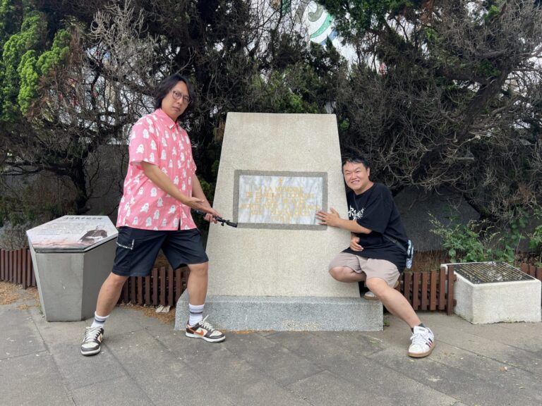 (左)張啟樂參加「看你老墓」頻道拍攝,主持人司徒建銘(右)介紹中法戰爭法籍將領「孤拔」墓跡。(圖/紅心字會 提供)
