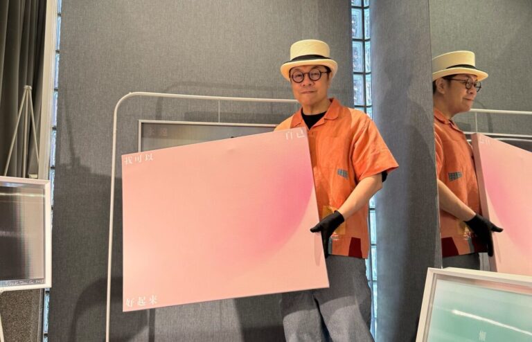 蔡康永親自佈展，並準備放上最新畫作。(圖/潮洋行 提供)