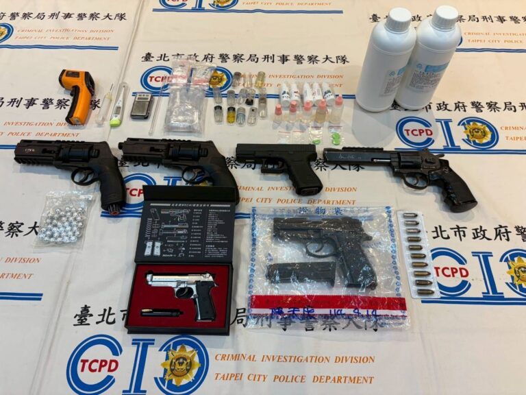 北市刑大警方於黃嫌處查扣槍毒等證物。(記者徐煜勝翻攝)