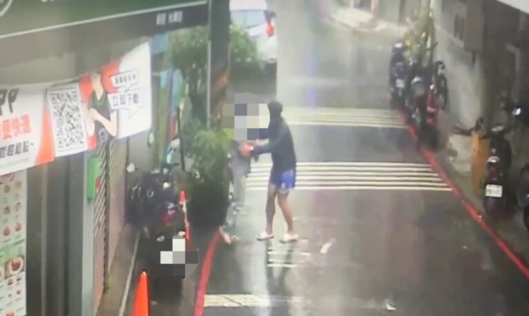 犯嫌拿取袋子後快步離開被新莊警方攔下。（記者徐煜勝翻攝）