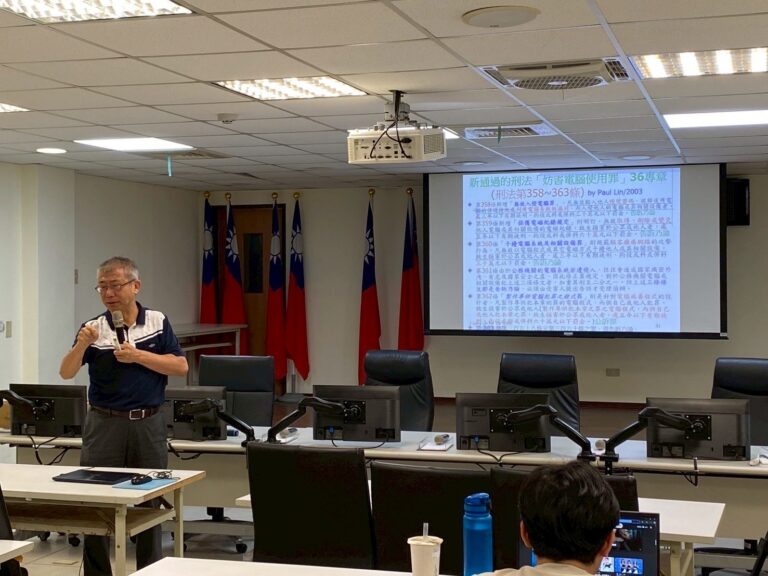 臺灣數位鑑識發展協會（ACFD）林宜隆理事長，現場教授數位鑑識與數位證據等實務課程。（記者徐煜勝翻攝）